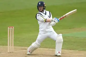Alex Davies steps down as Warwickshire captain